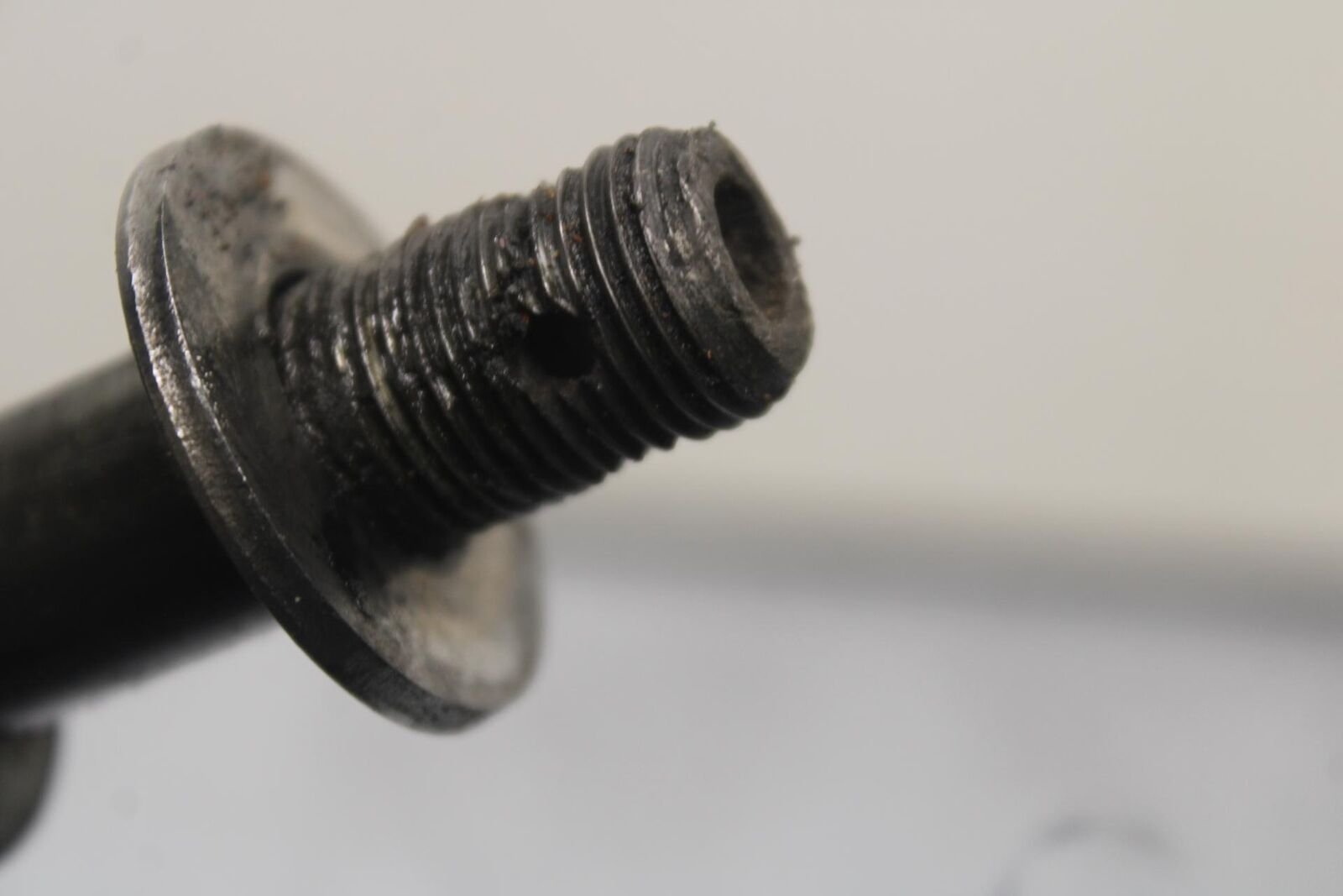 1988 Yamaha FZ600 REAR AXLE WHEEL PIVOT BOLT AXEL 2AX-25381-00-00 BB601
