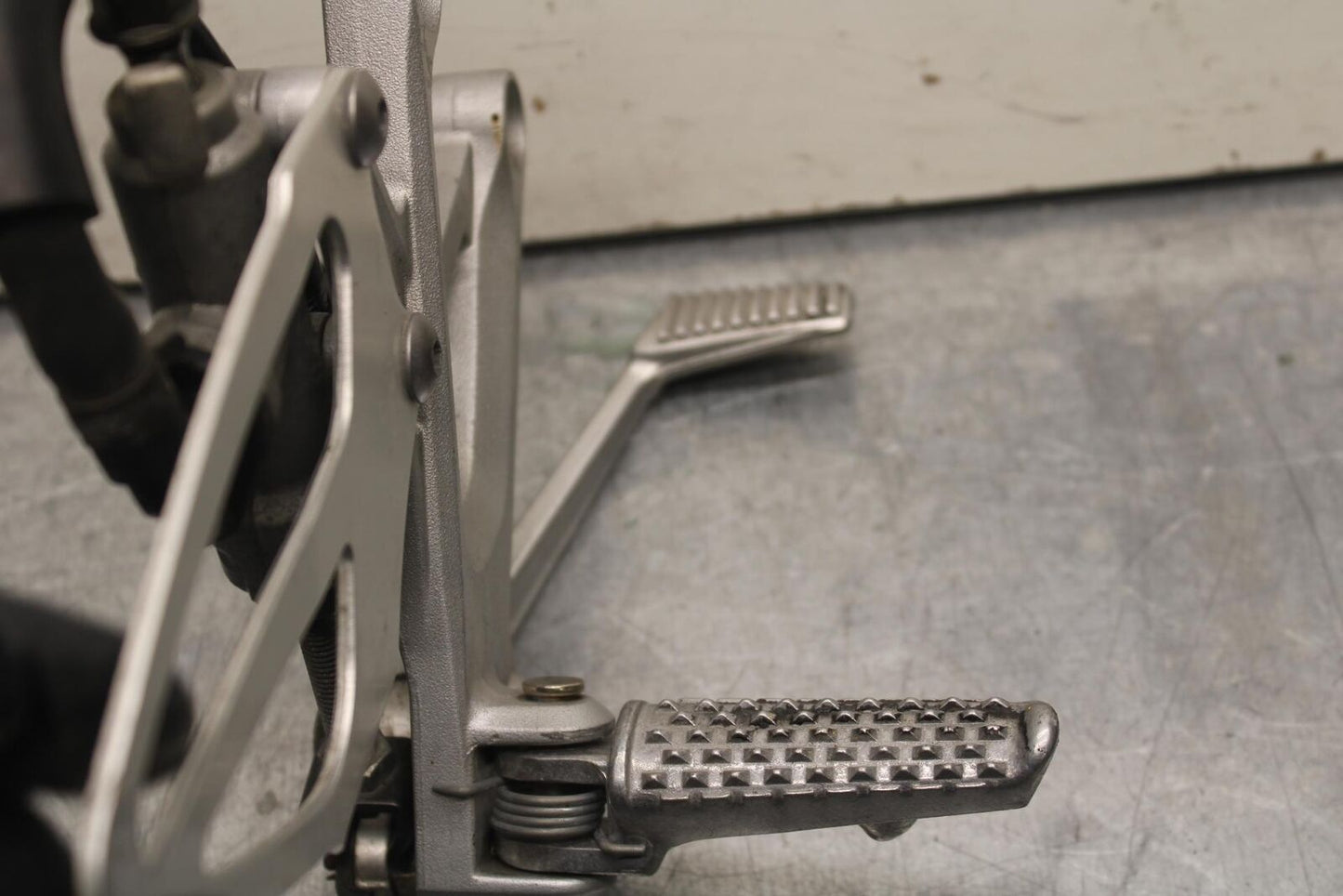 2004 Honda CBR600F4i RIGHT REARSET REAR SET DRIVER FOOT PEG REST STOP BB606