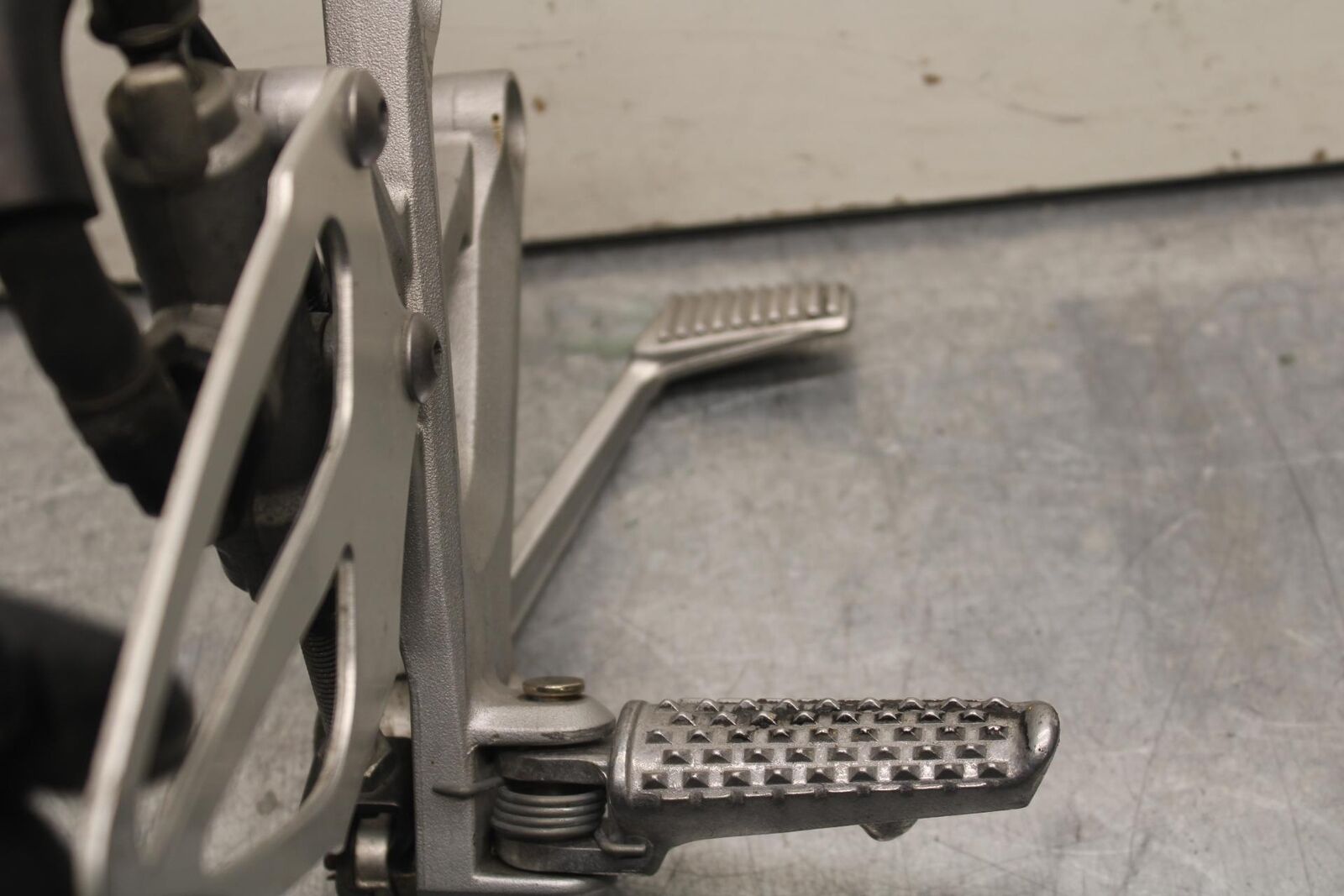 2004 Honda CBR600F4i RIGHT REARSET REAR SET DRIVER FOOT PEG REST STOP BB606