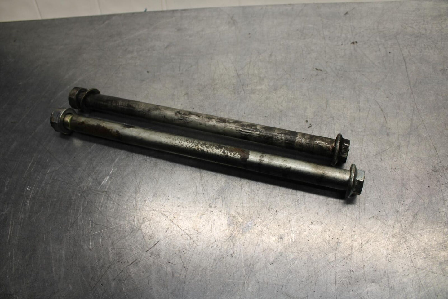 2000 Honda Super Hawk VTR1000F REAR AXLE BACK WHEEL RIM PIVOT BOLT AXEL BB577
