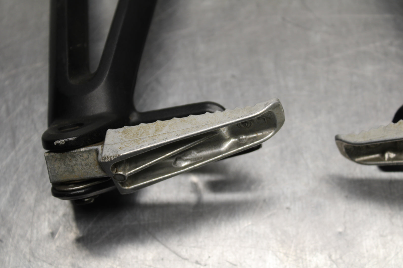 09 SUZUKI GSXR600 REAR BACK PASSENGER PEG SET PAIR BB759