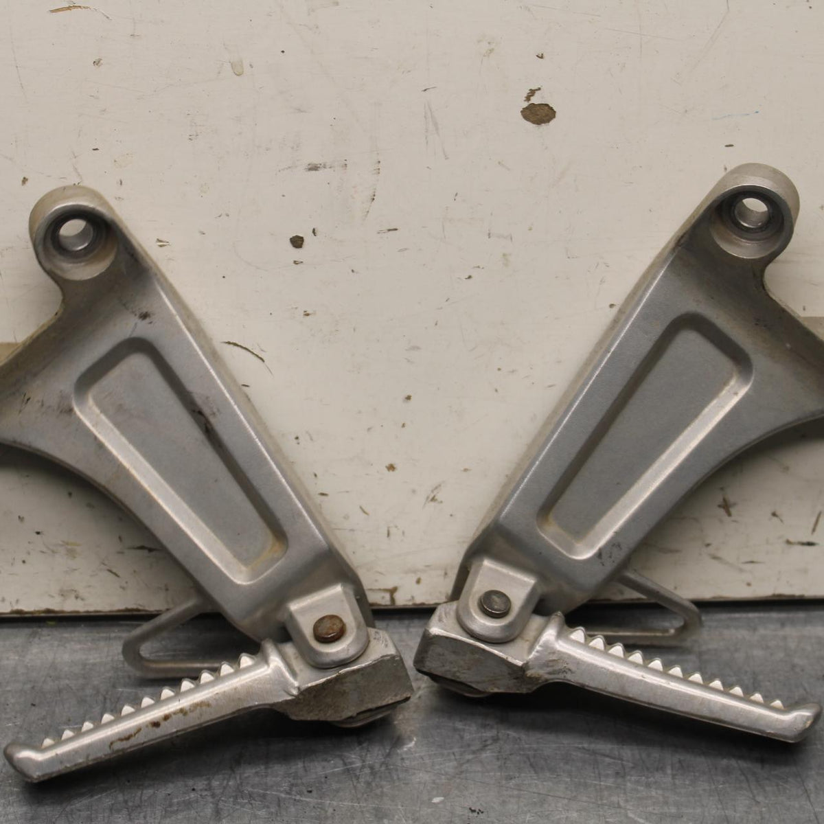 03-04 HONDA CBR600RR REAR BACK PASSENGER PEG SET PAIR BB628