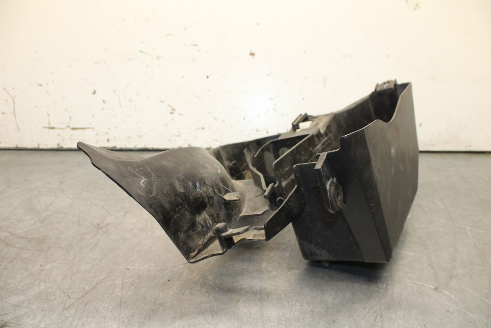 12-17 KAWASAKI ER-6N Z650 REAR BACK TAIL UNDERTAIL BATTERY TRAY PLASTIC BB709
