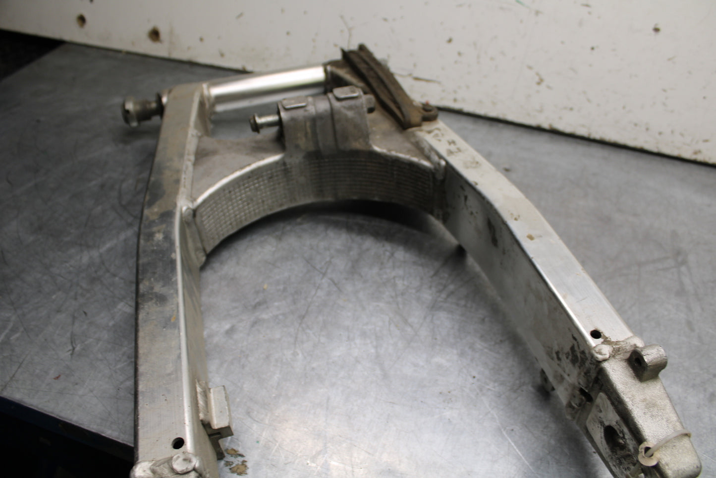 02-03 SUZUKI VSTROM 1000 REAR SWINGARM BACK SUSPENSION SWING ARM BB69