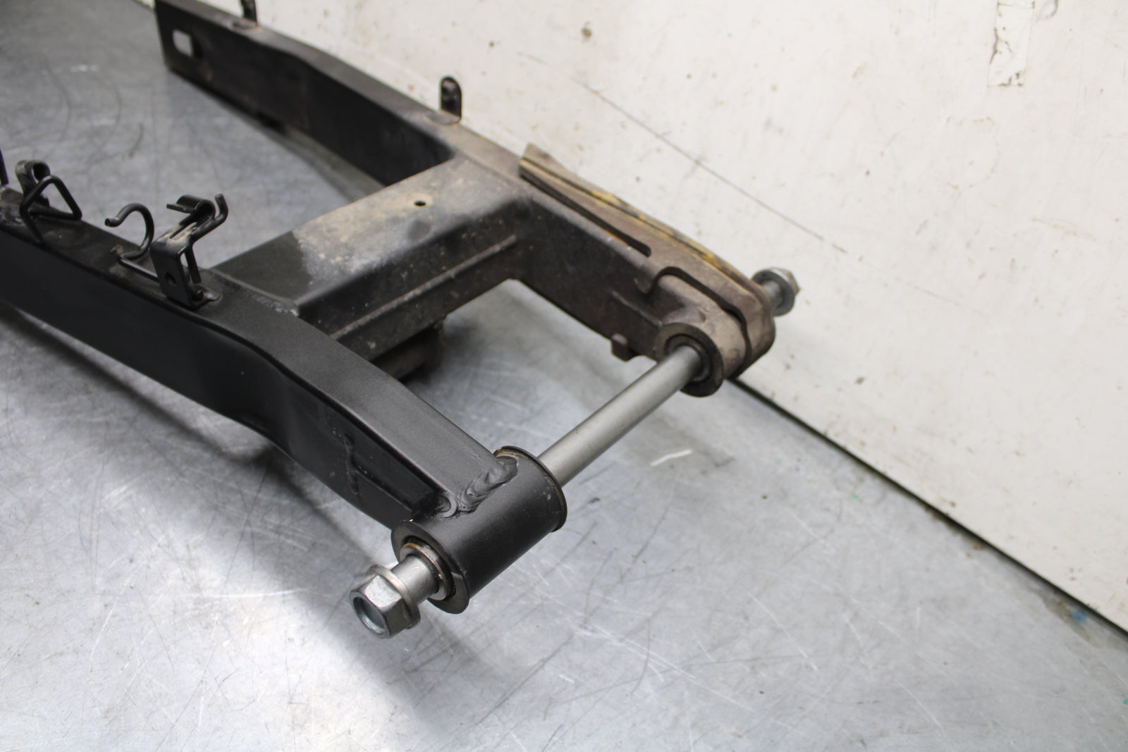 19-22 KAWASAKI Z400 REAR SWINGARM BACK SUSPENSION SWING ARM BB708