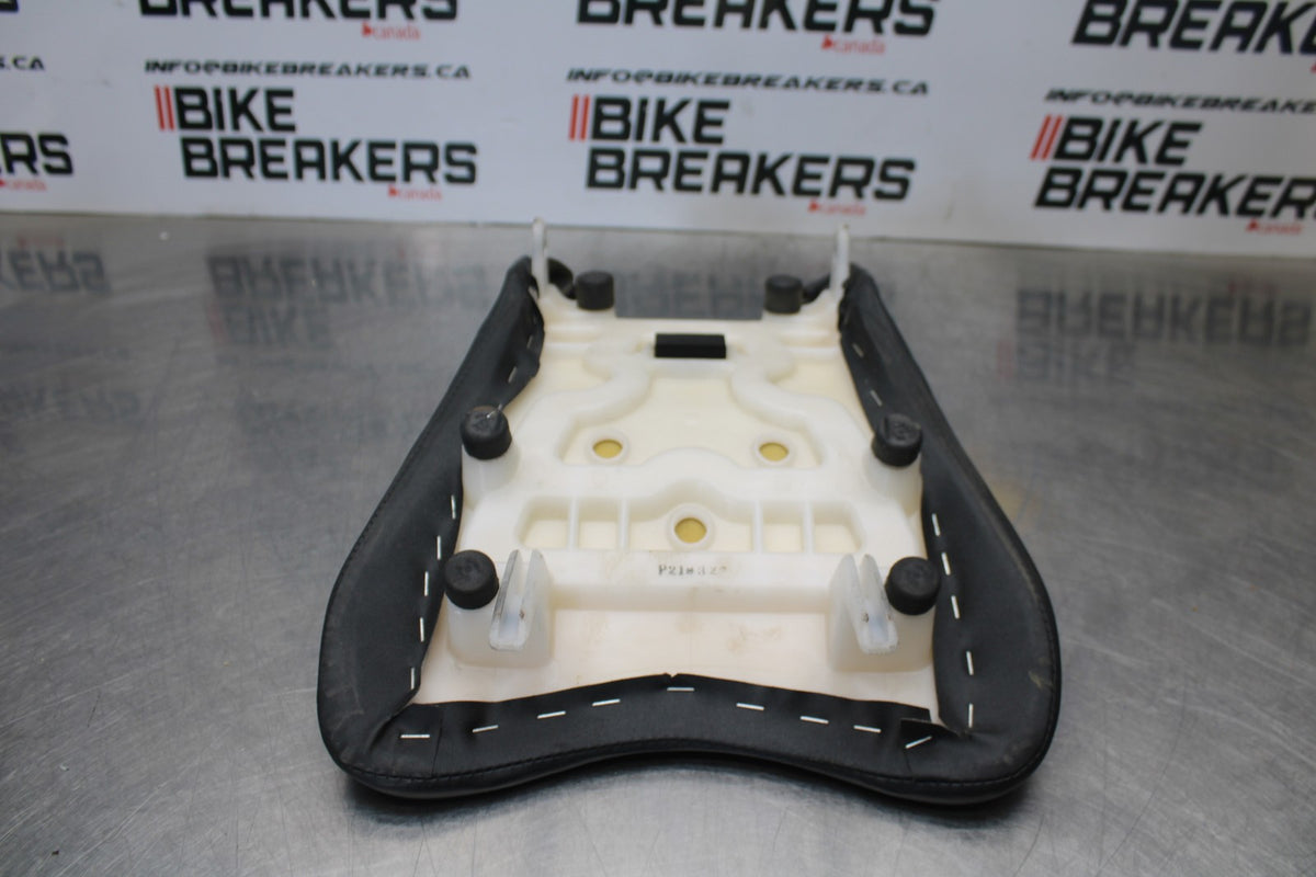 08-10 SUZUKI GSXR 600 FRONT DRIVERS SEAT PAD SADDLE PILLION BB202