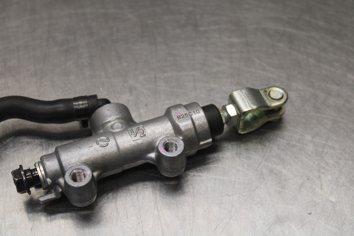 25 KAWASAKI Z900 REAR BACK BRAKE MASTER CYLINDER W RESERVOIR BB928