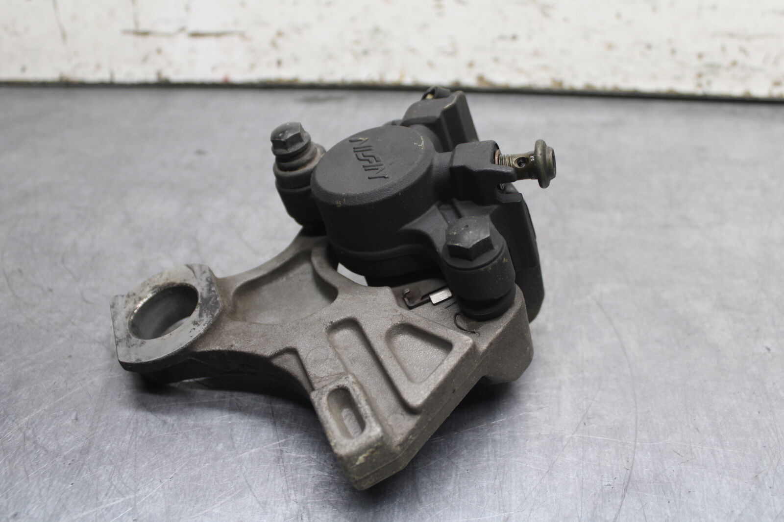 08-09 YAMAHA YZF R6S REAR BACK BRAKE CALIPER W MOUNT BRACKET BB114