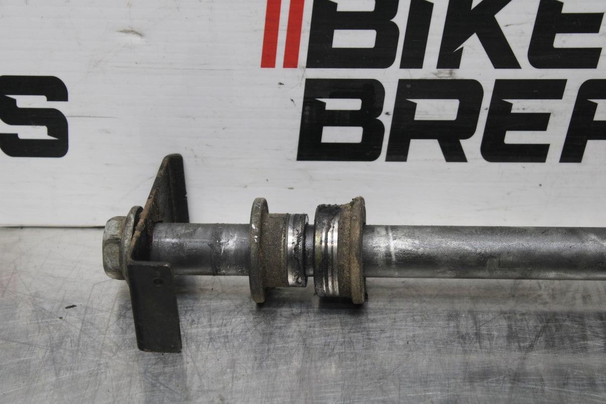 06 KAWASAKI Z750 REAR AXLE BACK WHEEL RIM PIVOT BOLT AXEL BB837