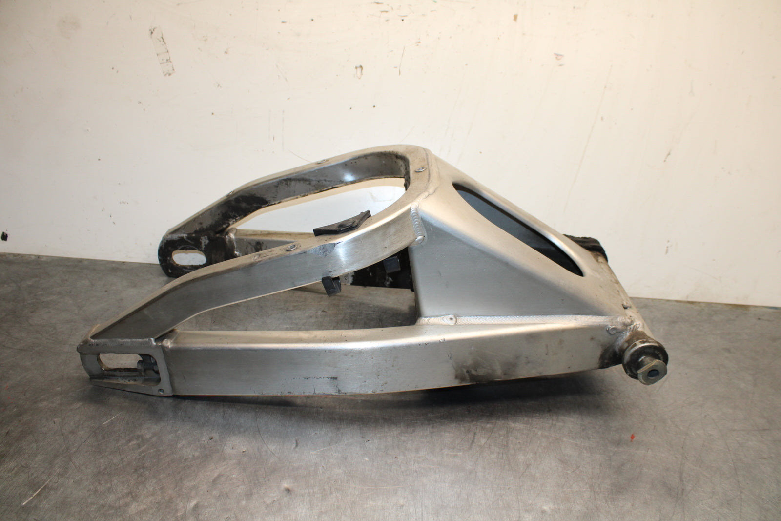 00-01 YAMAHA YZF R1 REAR SWINGARM BACK SUSPENSION SWING ARM BB755