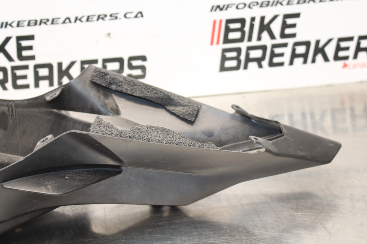 18 YAMAHA YZF R1  REAR BACK TAIL UNDERTAIL FAIRING COWL FENDER BB838