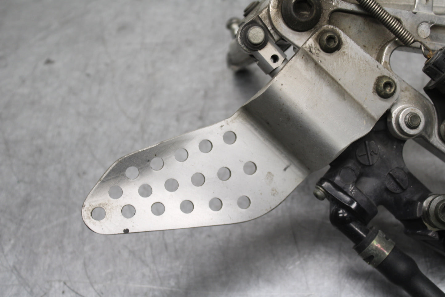 00-01 YAMAHA YZF R1 RIGHT REARSET REAR SET DRIVER FOOT PEG REST STOP BB755