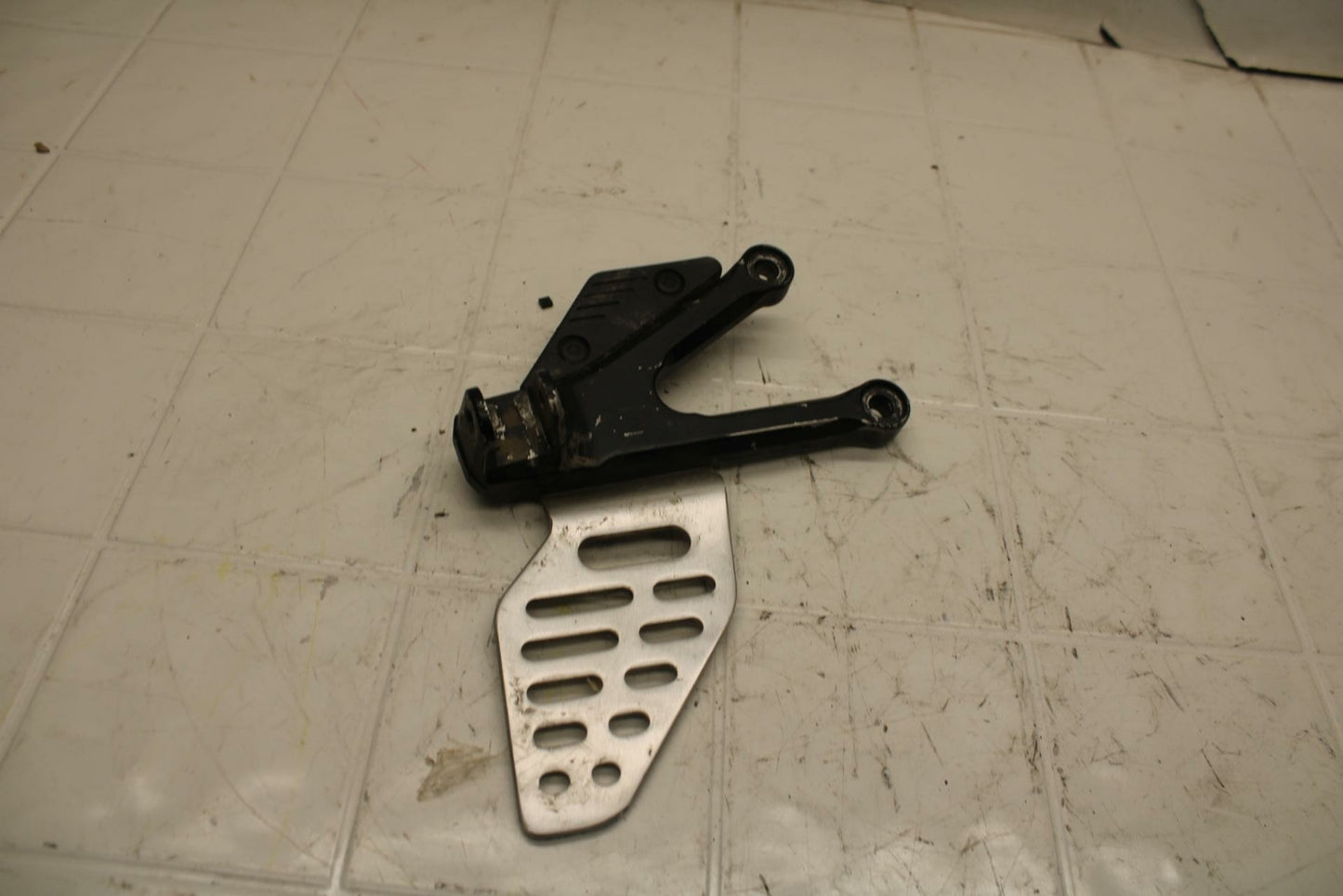07 YAMAHA YZF R6 LEFT REARSET REAR SET DRIVER FOOT PEG BRACKET MOUNT BB284 B