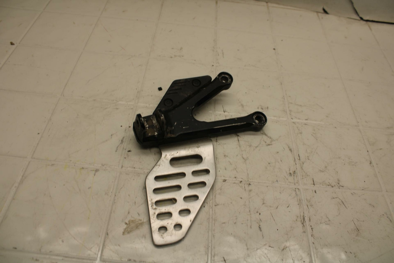 07 YAMAHA YZF R6 LEFT REARSET REAR SET DRIVER FOOT PEG BRACKET MOUNT BB284 B