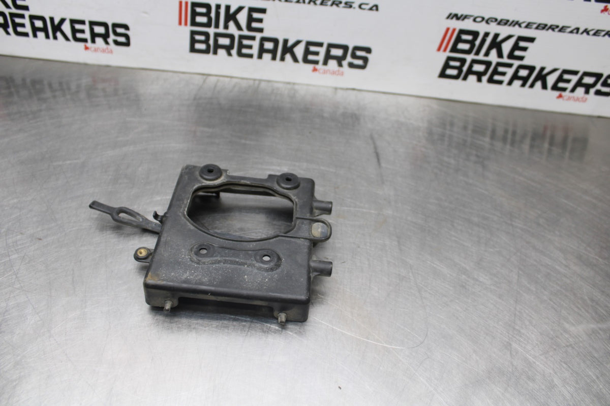 02 DUCATI MONSTER 620 REAR BACK TAIL UNDERTAIL BATTERY TRAY PLASTIC BB851