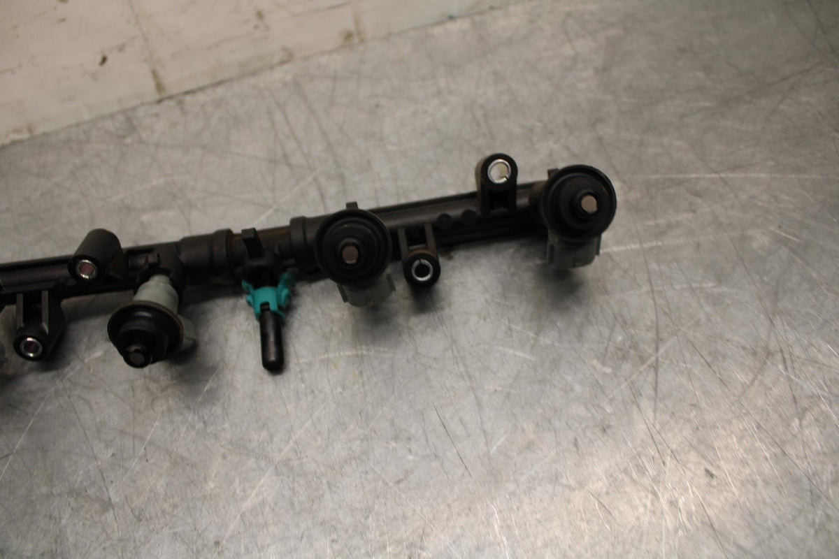 09-12 HONDA CBR600RR SECONDARY FUEL INJECTORS TOP AIRBOX GAS RAIL BB450
