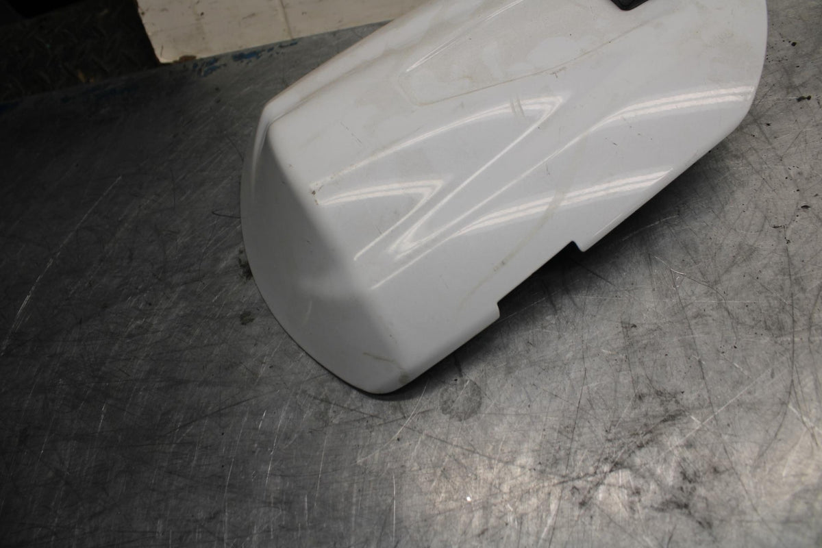 08-10 SUZUKI GSXR750 BACK SEAT SOLO COWL FAIRING COVER 45550-37H00-YPA bb476