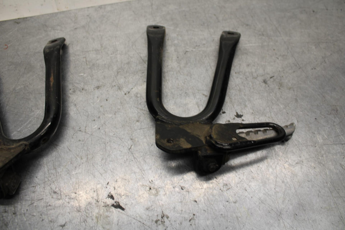 89-90 YAMAHA FZR600 REAR BACK PASSENGER PEG SET PAIR BB76