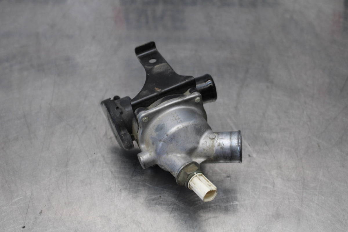 08 KAWASAKI VULCAN 900 THERMOSTAT W HOUSING ASSEMBLY BB184
