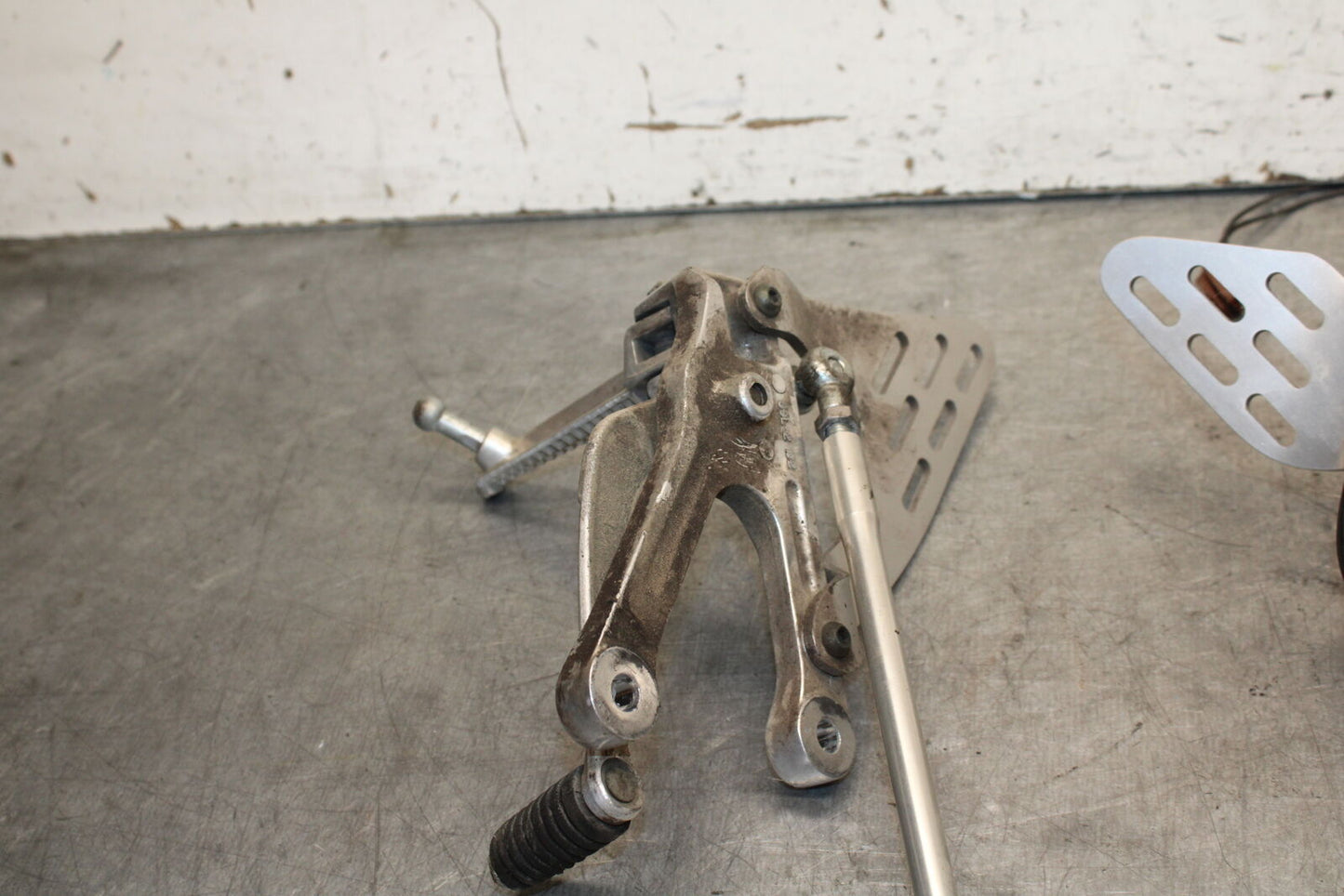08-09 YAMAHA YZF R6S RIGHT LEFT REARSETS REAR SET DRIVER FOOT PEGS  BB690