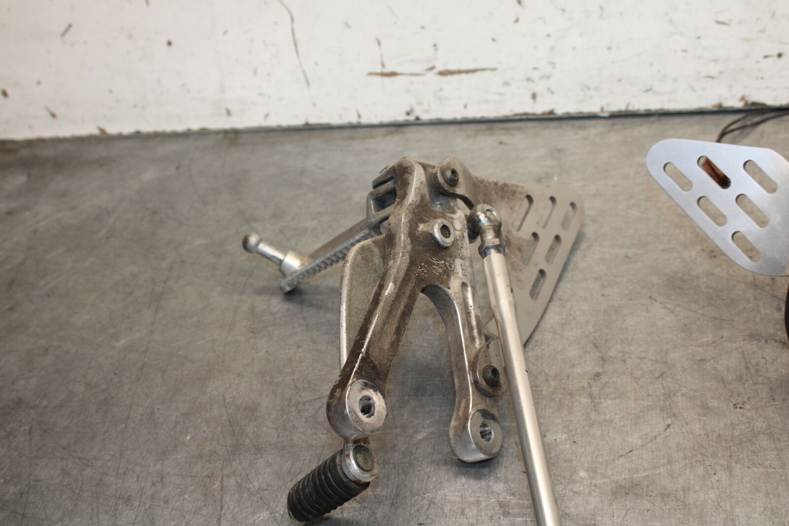 08-09 YAMAHA YZF R6S RIGHT LEFT REARSETS REAR SET DRIVER FOOT PEGS  BB690