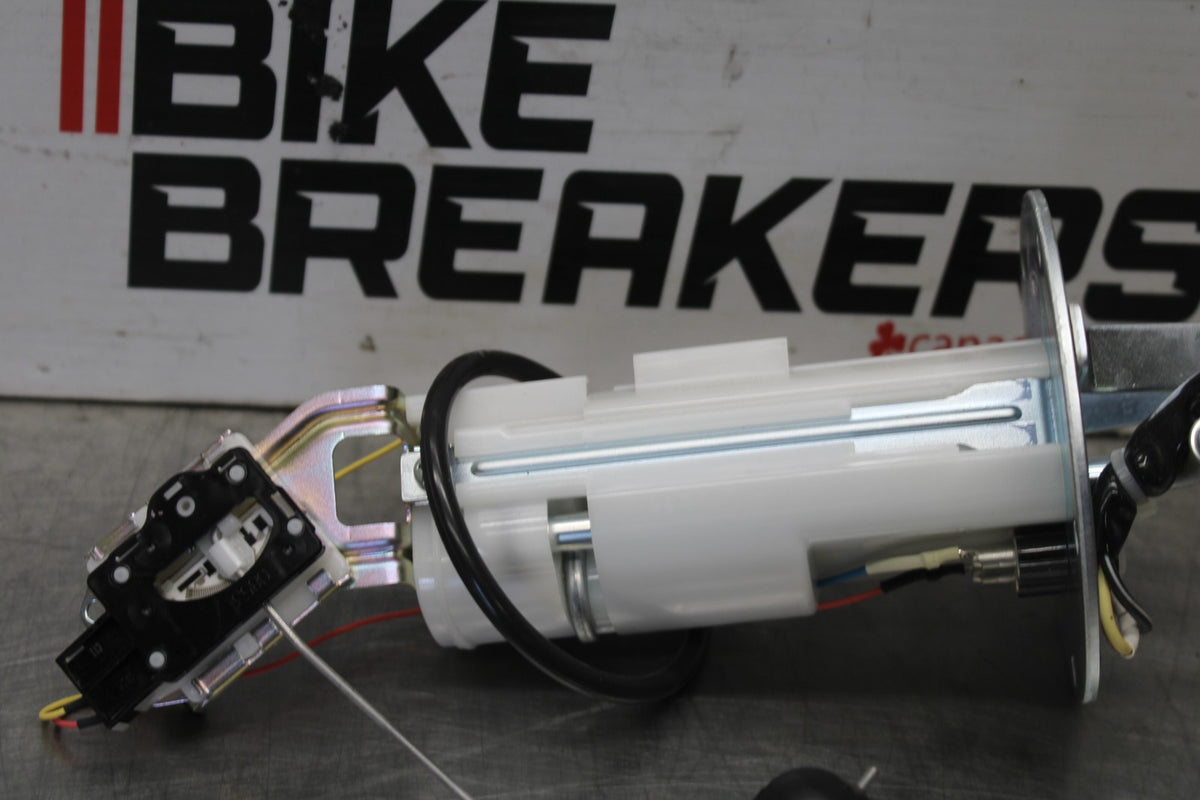 15-26 SUZUKI GSXR600 FUEL PUMP GAS PETROL SENDER UNIT BB888