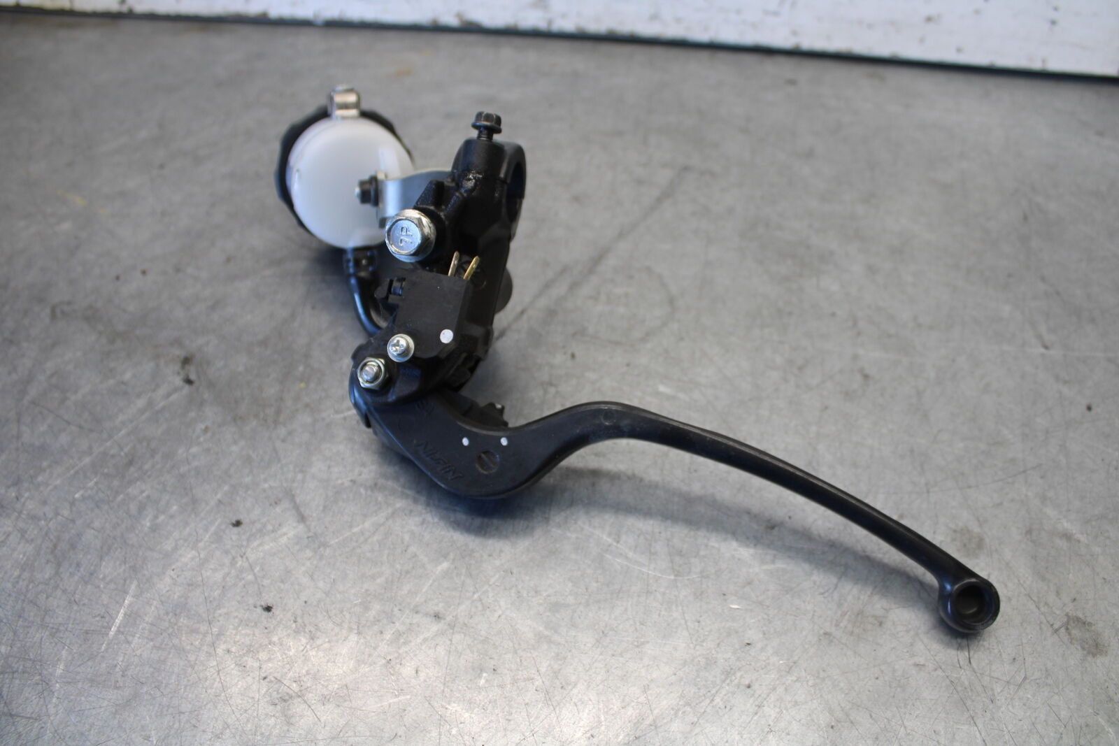 11-24 SUZUKI GSXR750 FRONT BRAKE MASTER CYLINDER w/ LEVER BB687