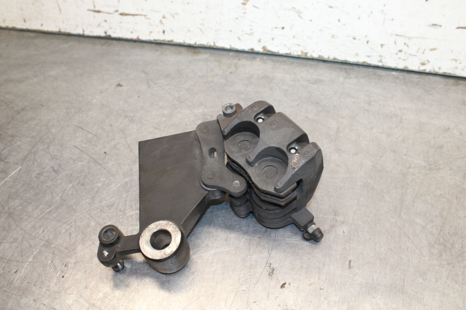 19-22 KAWASAKI Z400 REAR BACK BRAKE CALIPER W MOUNT BRACKET BB738