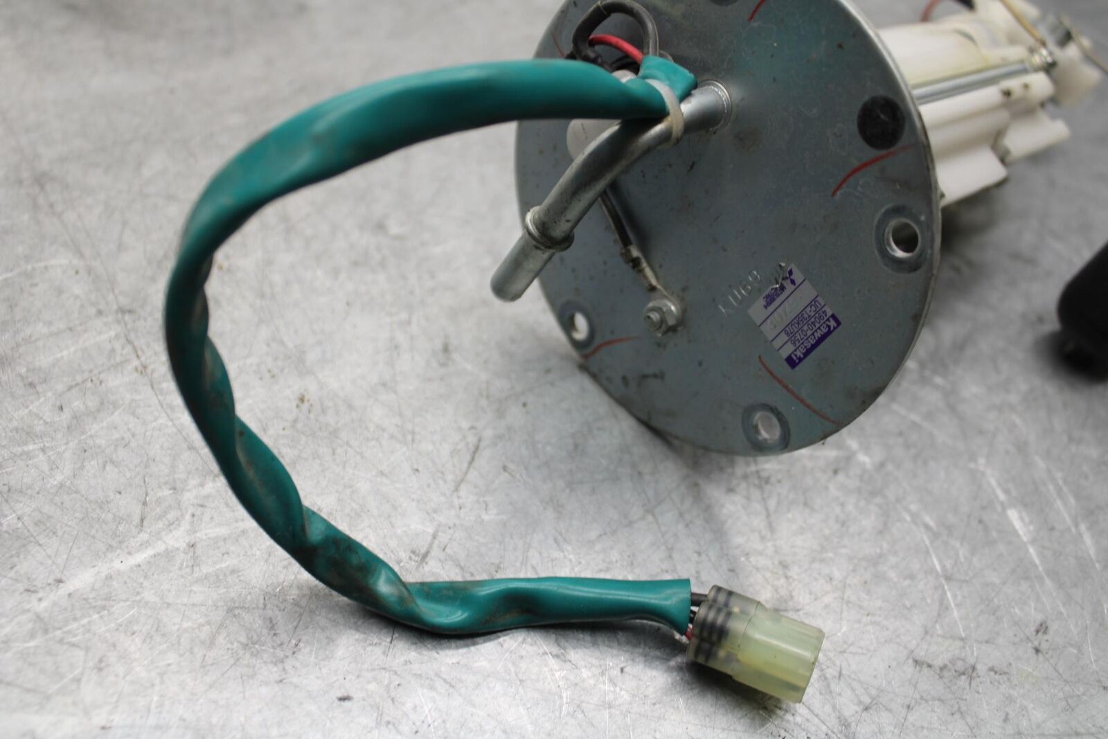 17 KAWASAKI Z900 ZR900 FUEL PUMP GAS PETROL SENDER UNIT BB549