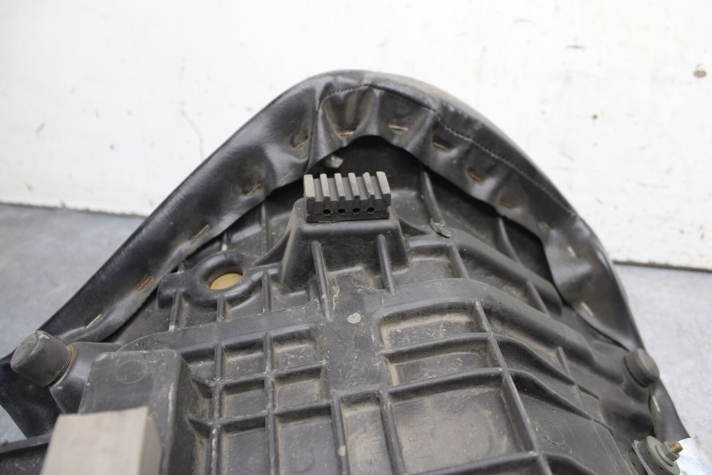 05-06 SUZUKI BOULEVARD M50 FRONT SEAT 45100-10F00-R22 45100-41F02-48H BB671