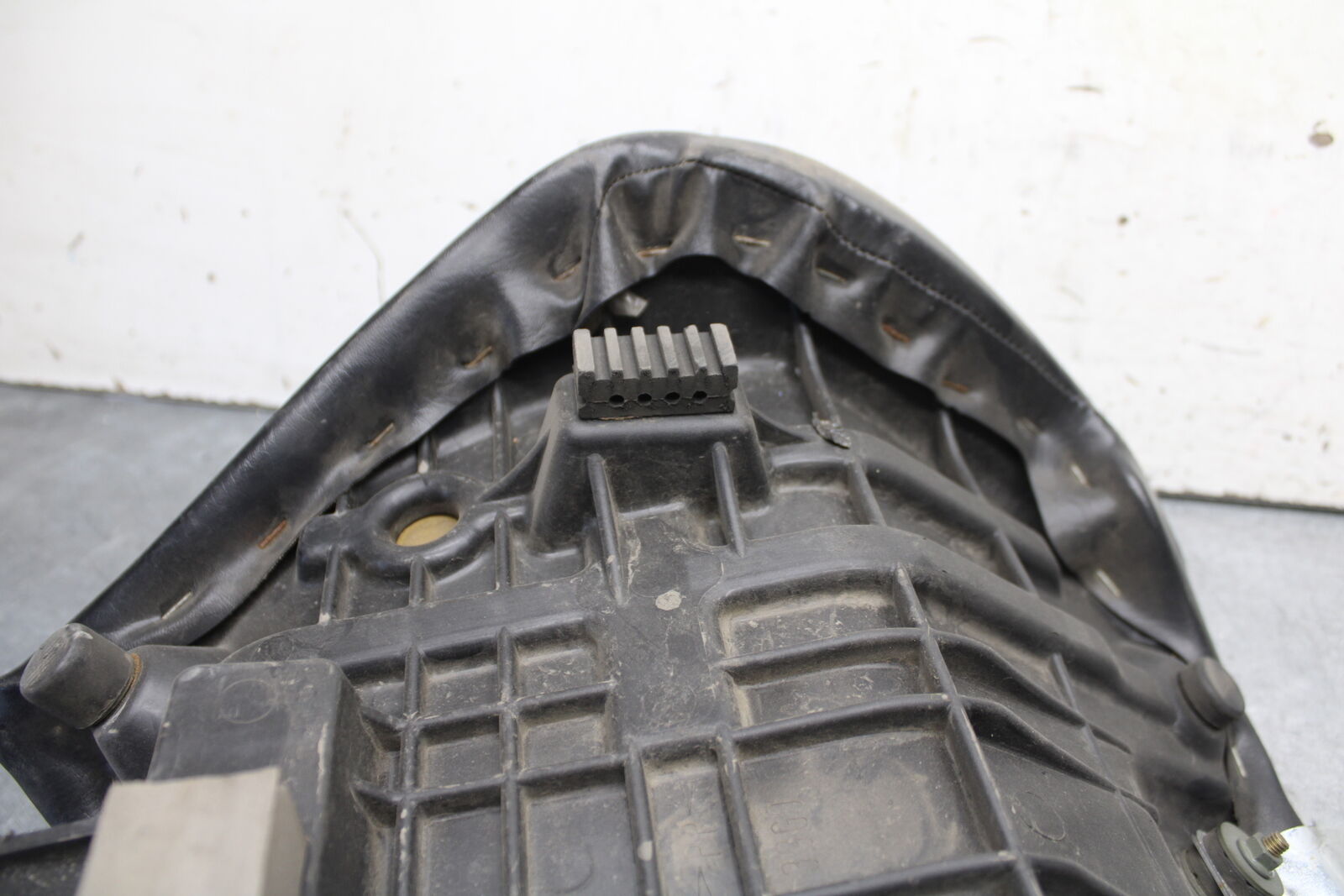 05-06 SUZUKI BOULEVARD M50 FRONT SEAT 45100-10F00-R22 45100-41F02-48H BB671