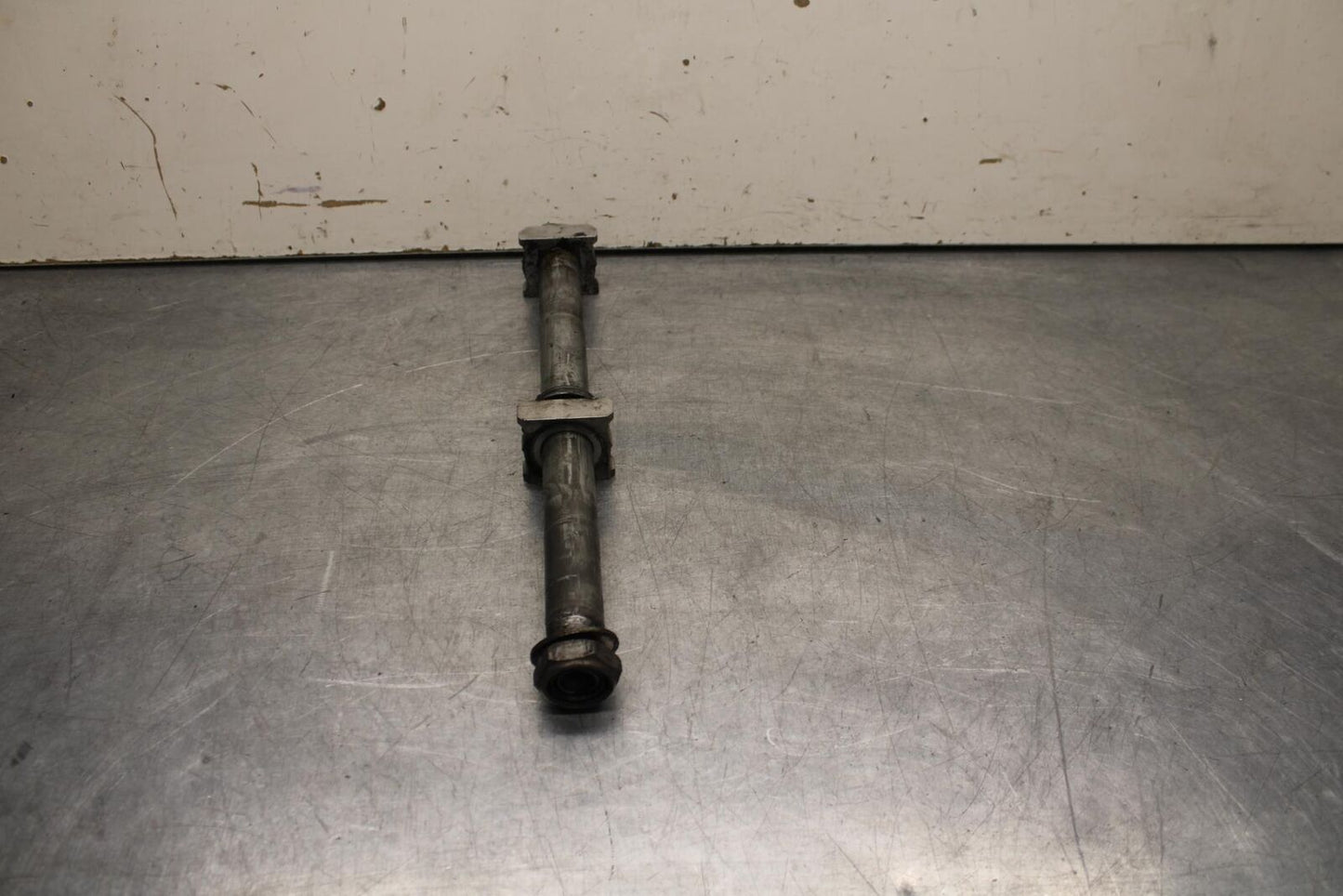 05-06 HONDA CBR600RR REAR AXLE BACK WHEEL RIM BOLT AXEL 42301-MEE-D00 BB624