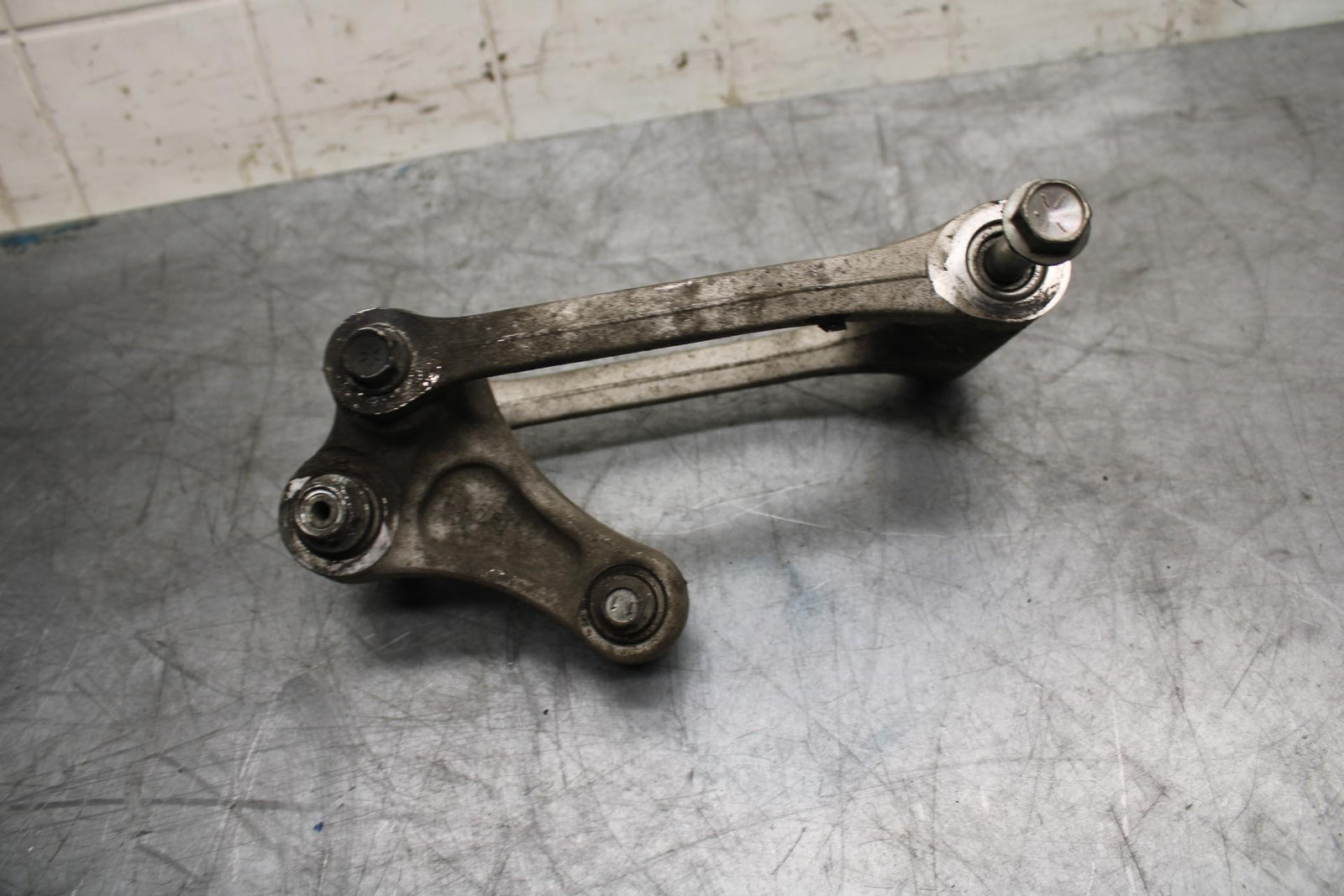 08-09 SUZUKI GSXR600 REAR DOGBONE SHOCK LINKAGE LINK 62601-01850 BB468