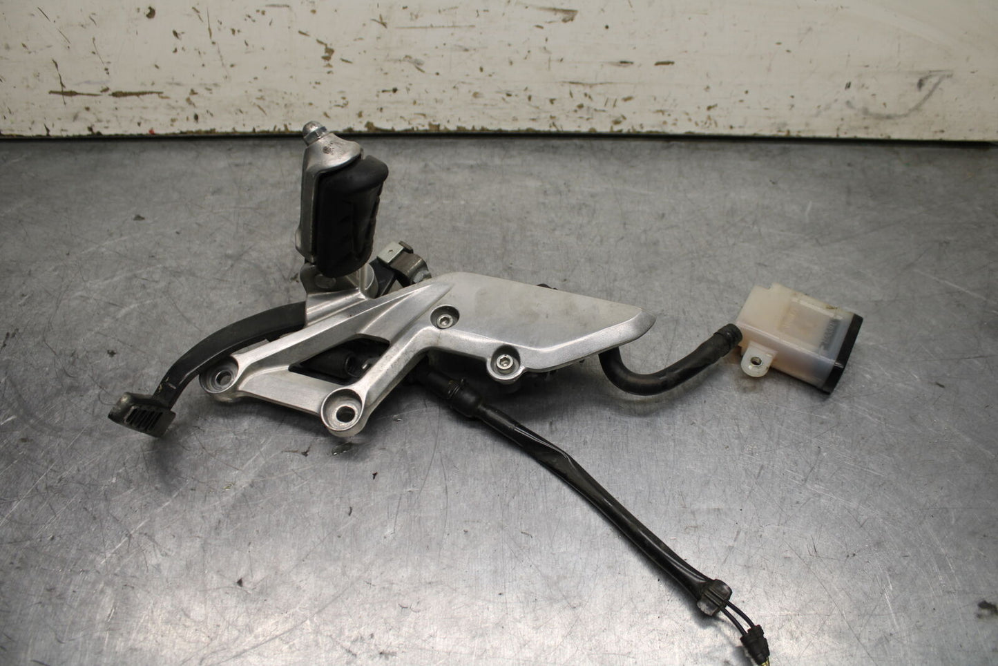 15-16 HONDA CB300F RIGHT REARSET REAR SET DRIVER FOOT PEG REST STOP BB740