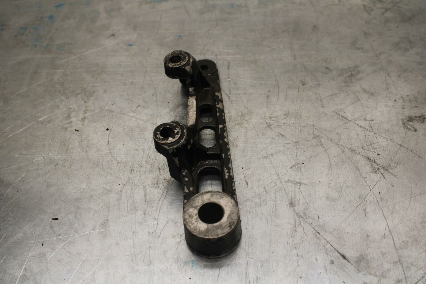 85 YAMAHA RZ500 REAR BRAKE CALIPER HANGER BACK MOUNTING BRACKET BB27 A