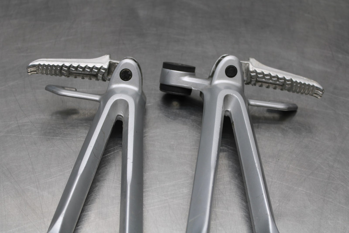 05-06 SUZUKI GSXR1000 REAR BACK PASSENGER PEG SET PAIR BB857