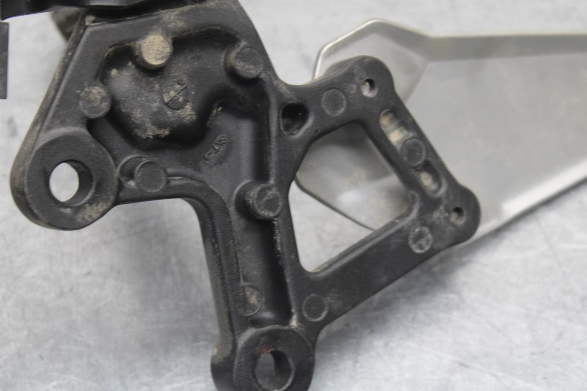 23-24 KAWASAKI NINJA ZX4R LEFT REARSET REAR SET DRIVER FOOT PEG REST STOP BB638