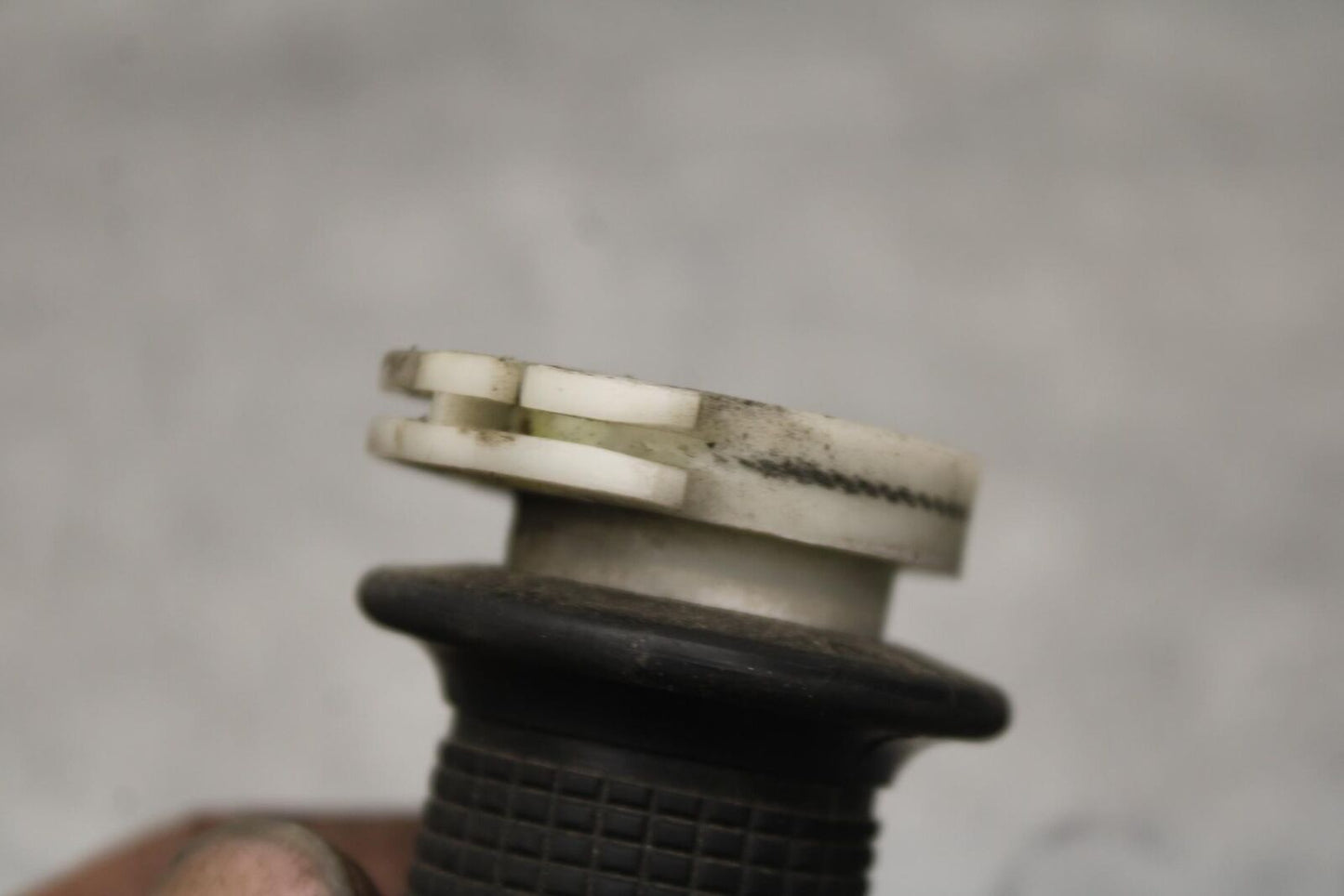 03-04 HONDA CBR600RR RIGHT THROTTLE GRIP 53140-MCF-305 BB637