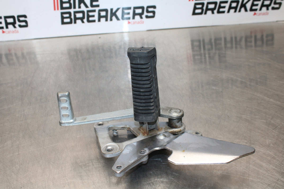 04-09 SUZUKI GS500F RIGHT REARSET REAR SET DRIVER FOOT PEG REST STOP BB165