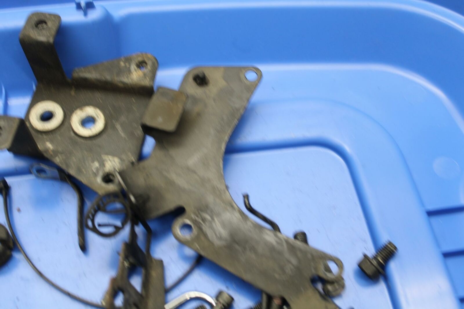 06-21 KAWASAKI VULCAN 900 BOLTS HARDWARE MOTOR SCREWS BB363