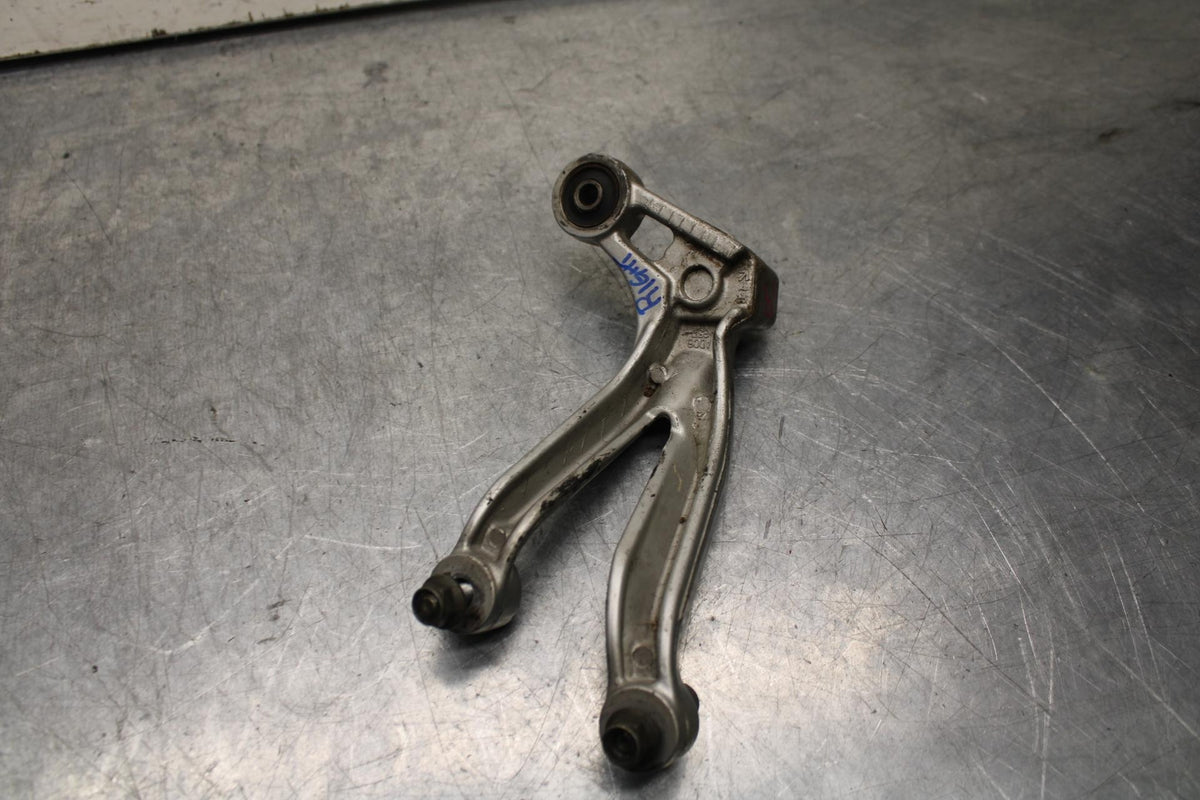01 SUZUKI GSXR1000 RIGHT REAR BACK PASSENGER PEG BRACKET BB100