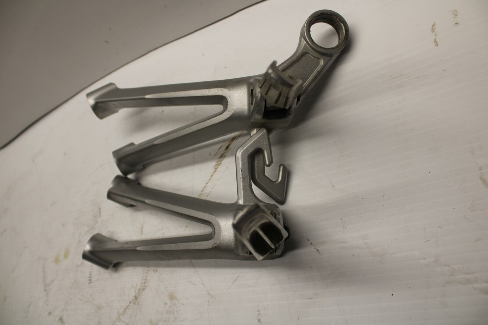 08-09 SUZUKI GSXR600 REAR BACK PASSENGER PEG SET PAIR 43600-37H00-13L BB250