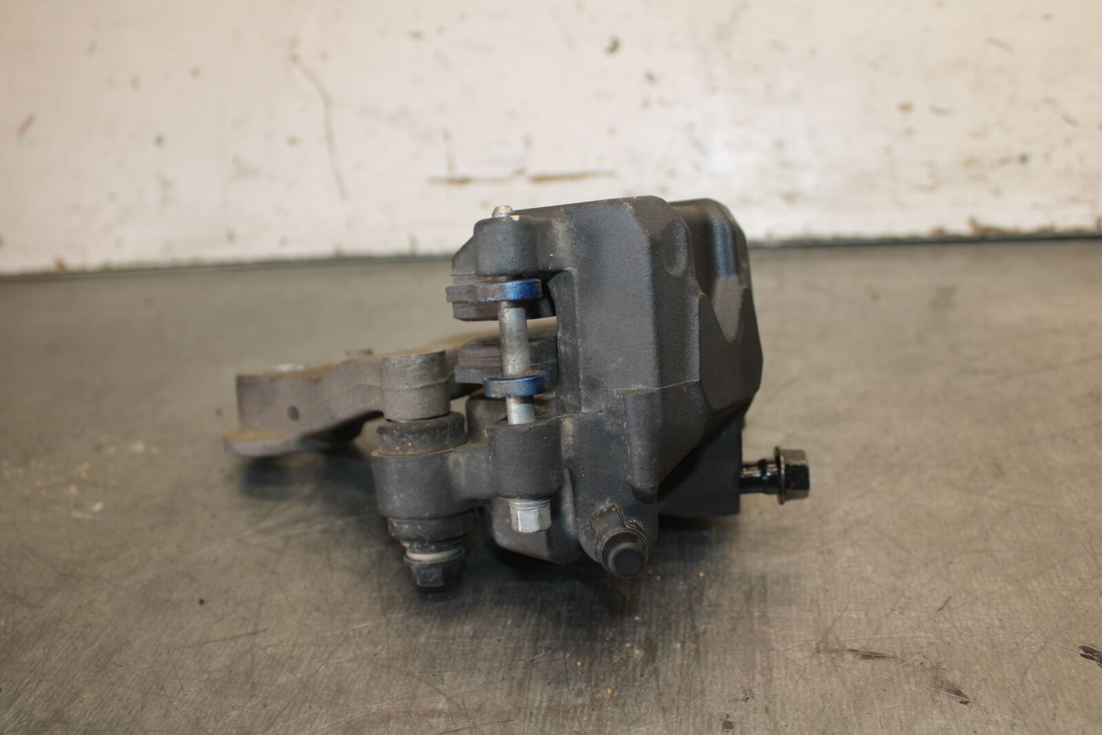 13-15 HONDA CBR500R REAR BACK BRAKE CALIPER W MOUNT BRACKET 43150-MGZ-J01 BB704