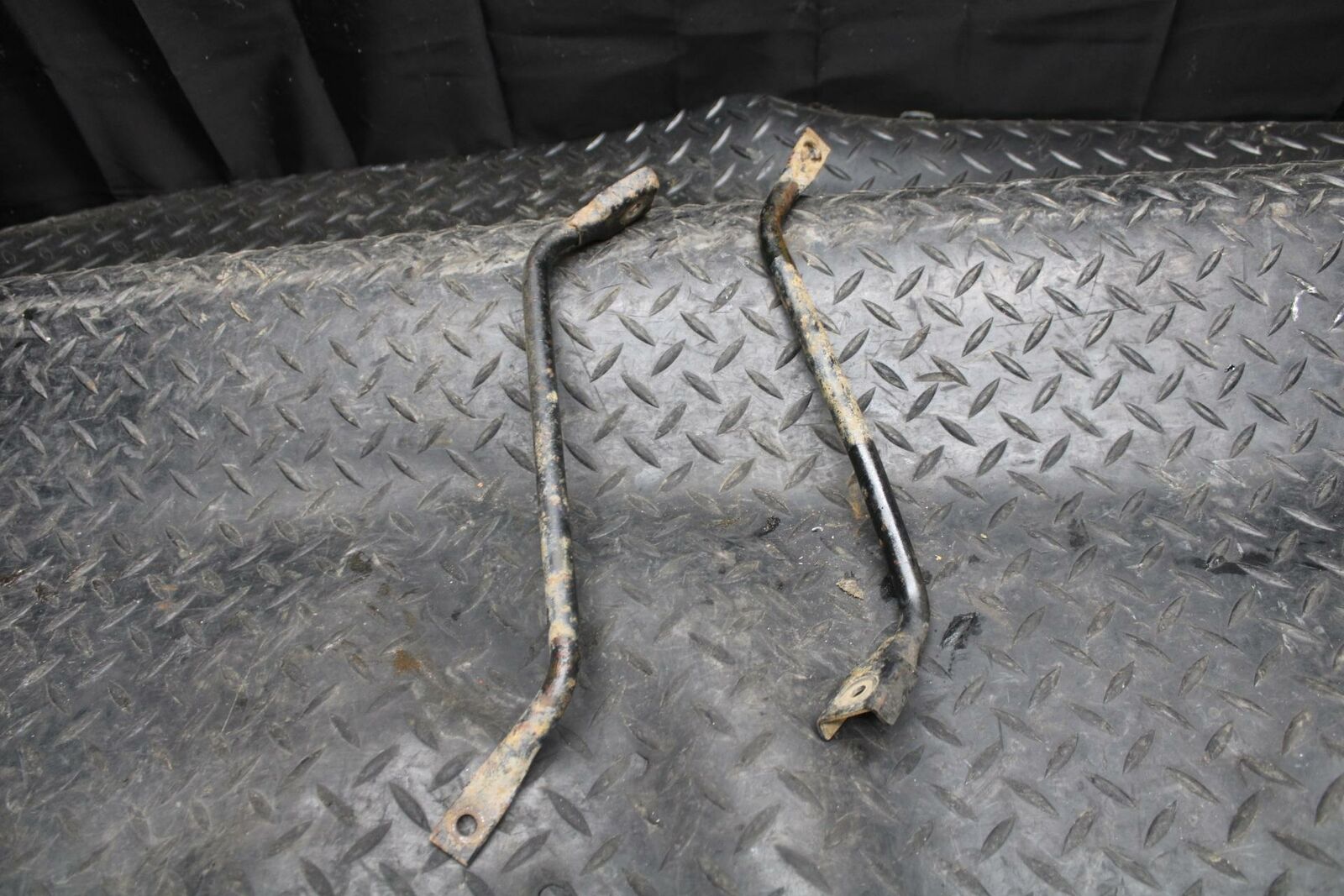 2004 Yamaha Banshee 350 YFZ350 FRONT FENDER MUD GUARD STAY BB232