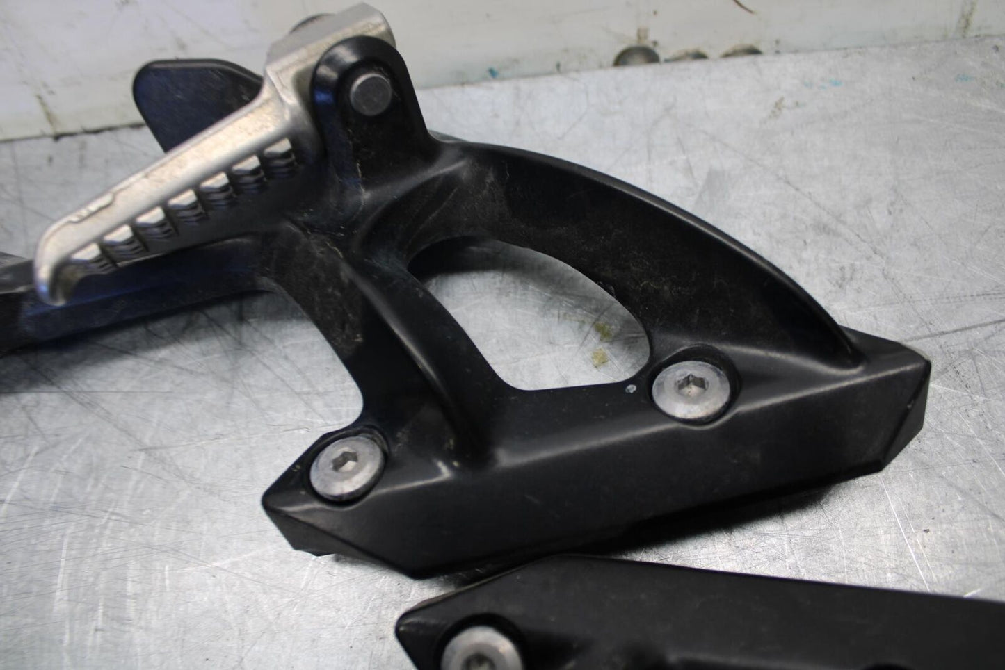 07-08 KAWASAKI CONCOURS 1400 ABS REAR BACK PASSENGER PEG SET PAIR BB449