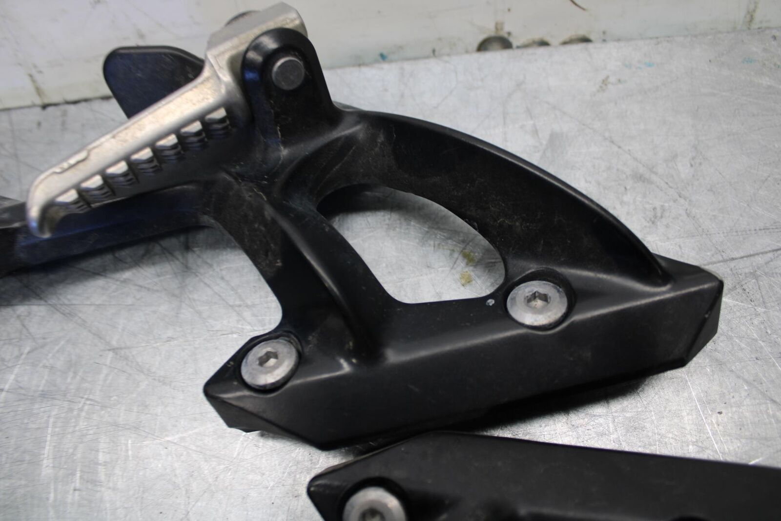 07-08 KAWASAKI CONCOURS 1400 ABS REAR BACK PASSENGER PEG SET PAIR BB449