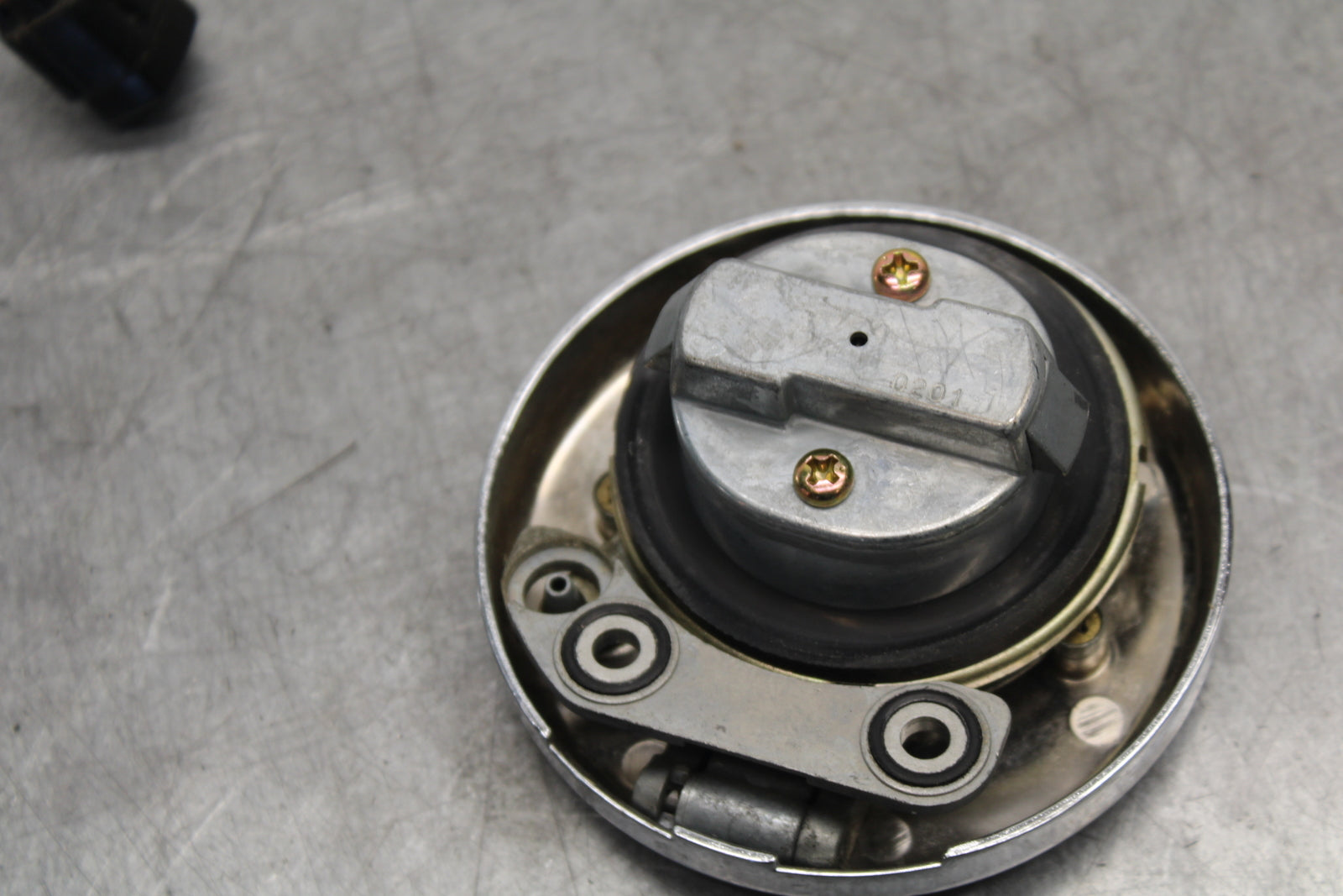 98-03 KAWASAKI VULCAN 1500L IGNITION LOCK KEY W/ GAS CAP  BB678