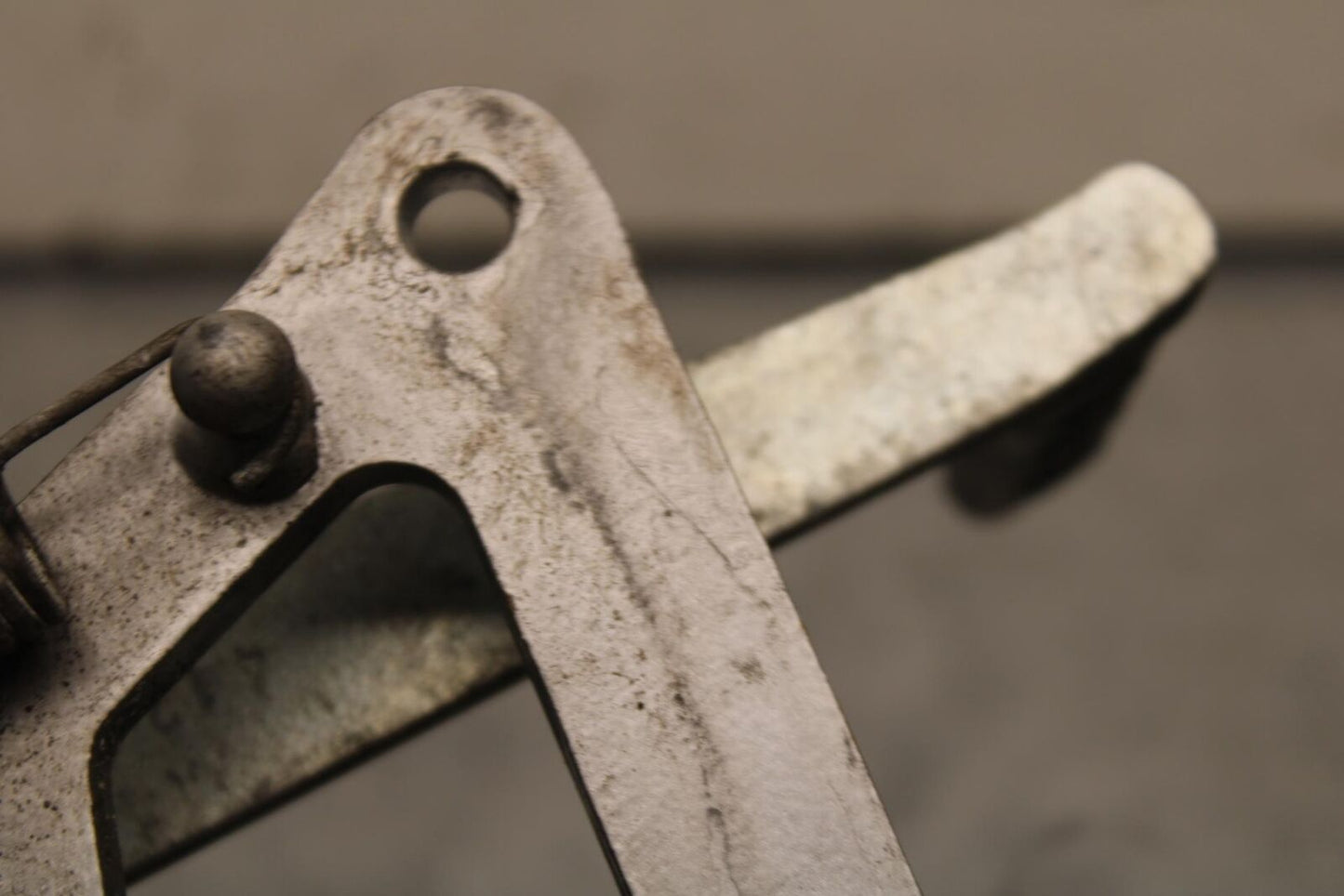 04-09 SUZUKI GS 500 FH GS500F RIGHT REARSET REAR SET DRIVER FOOT PEG REST  BB97