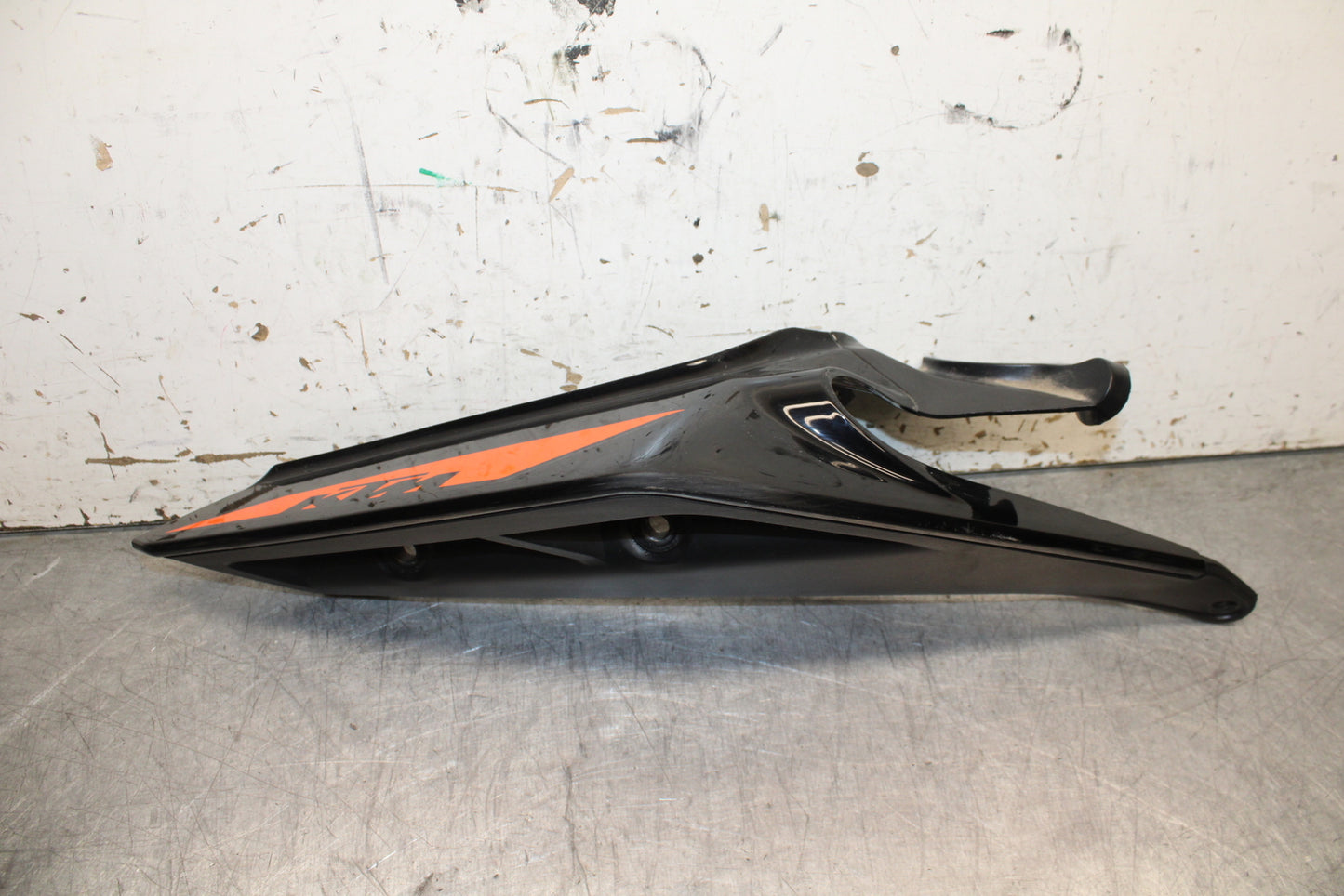 17-24 KTM 390 DUKE RIGHT REAR BACK TAIL FAIRING COWL SHROUD BB734