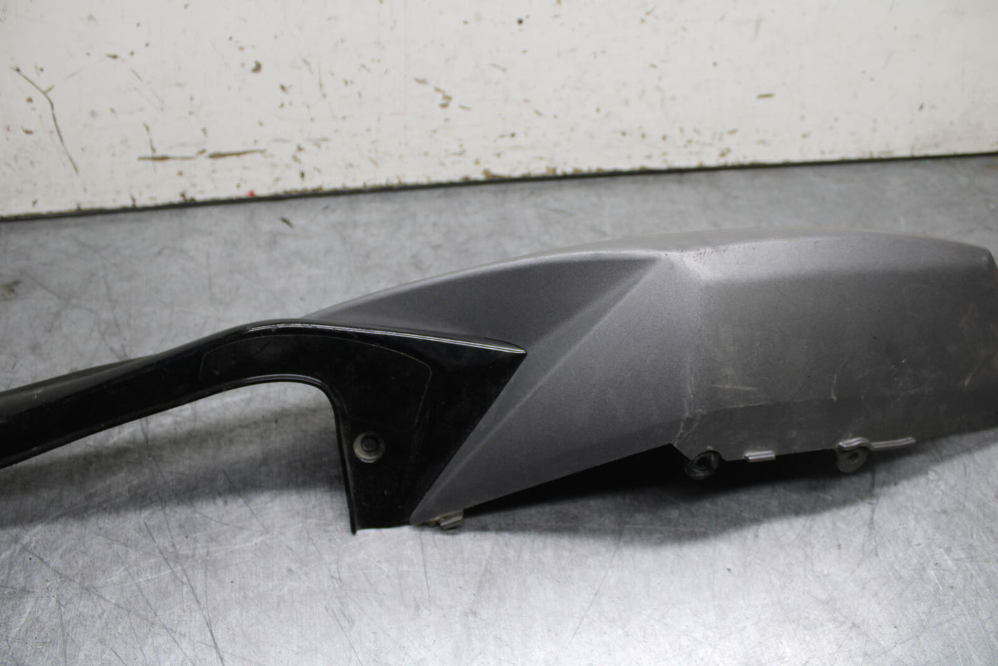 08-10 SUZUKI GSXR 600  RIGHT REAR BACK TAIL FAIRING COWL SHROUD BB101